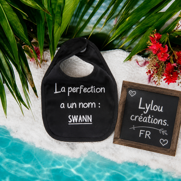 Bavoir " La perfection à un Nom : Swann "