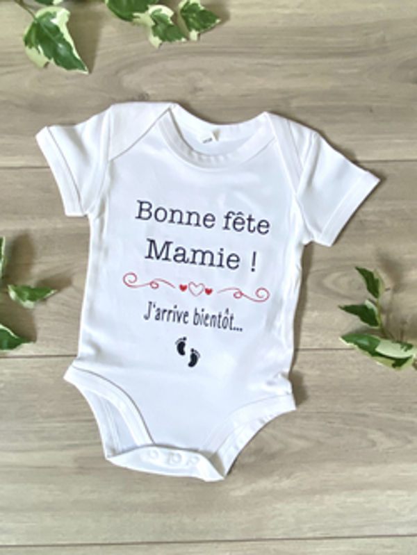 Body " Bonne fête Mamie J'arrive Bientôt "