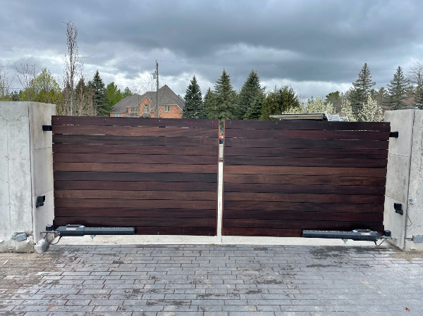 wood and stone mechanized gate, waterloo