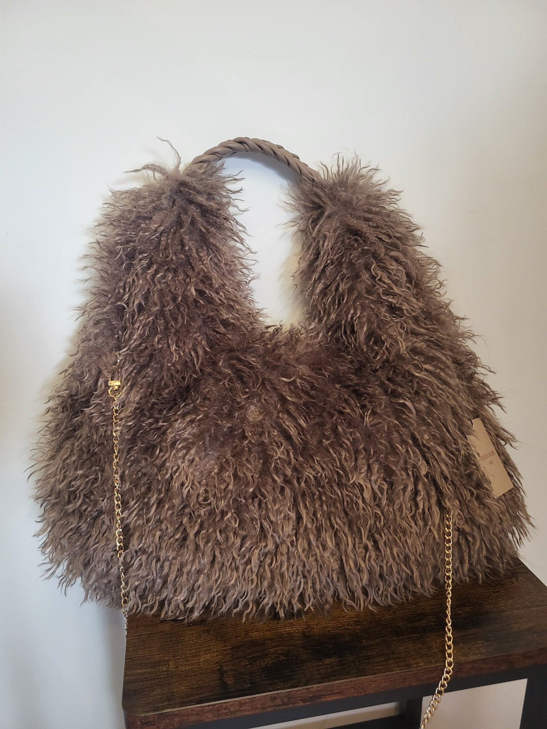 Fluffy handtas met ketting taupe