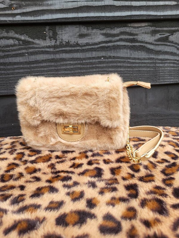 Fluffy Schoudertas – Te Dragen als Korte & Lange Schoudertas – Goudkleurige Ketting & PU Leer Details khaki