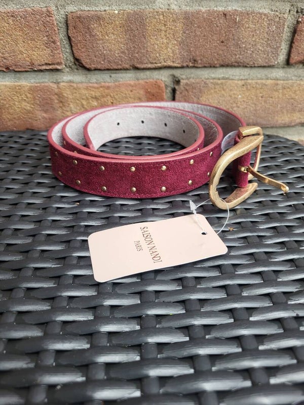 Suede look riem met studs bordeaux