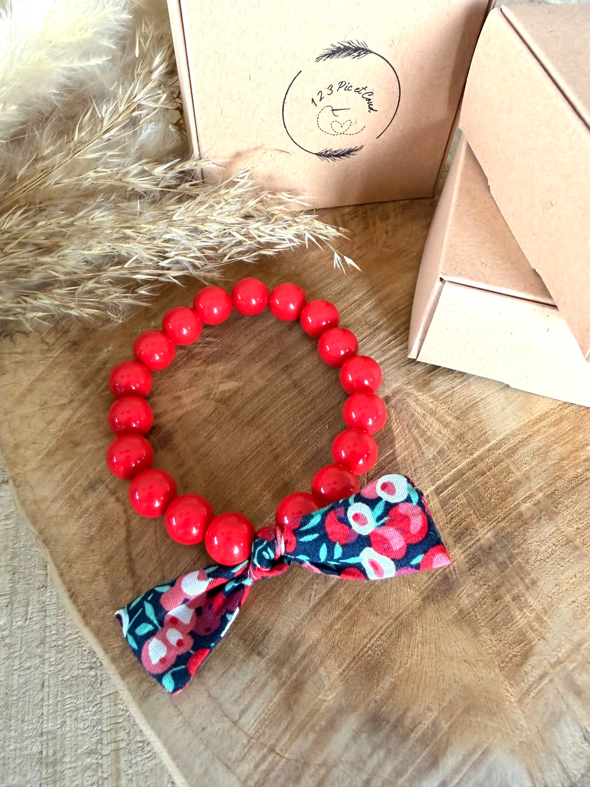 Boule rouge fleurs