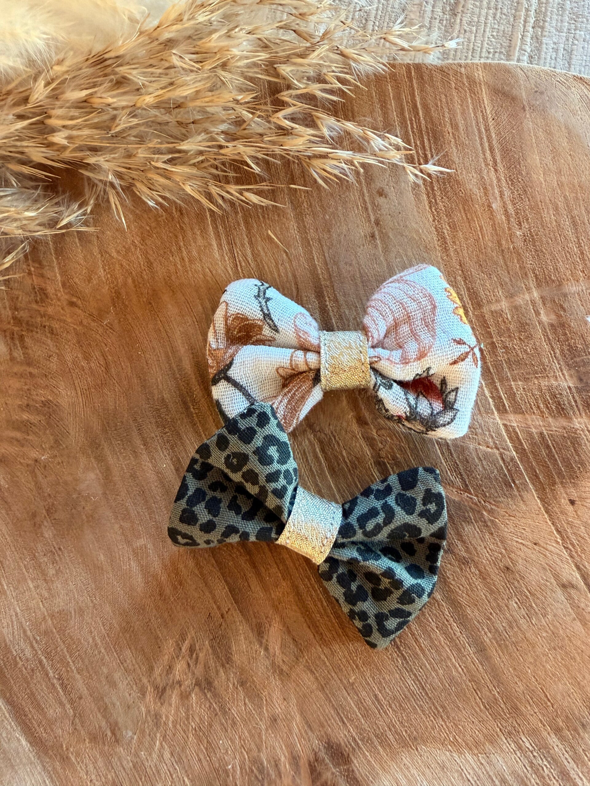 2 mini barrettes