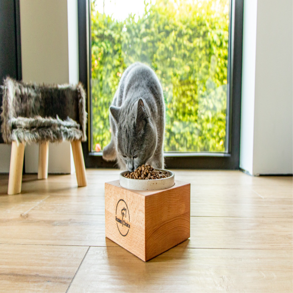 Keramieken voerschaaltje op houten verhogingsblok (set) - RosiesChoice
