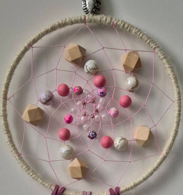 Handgemaakte dromenvanger (12 cm) met met houten en kunststof kralen