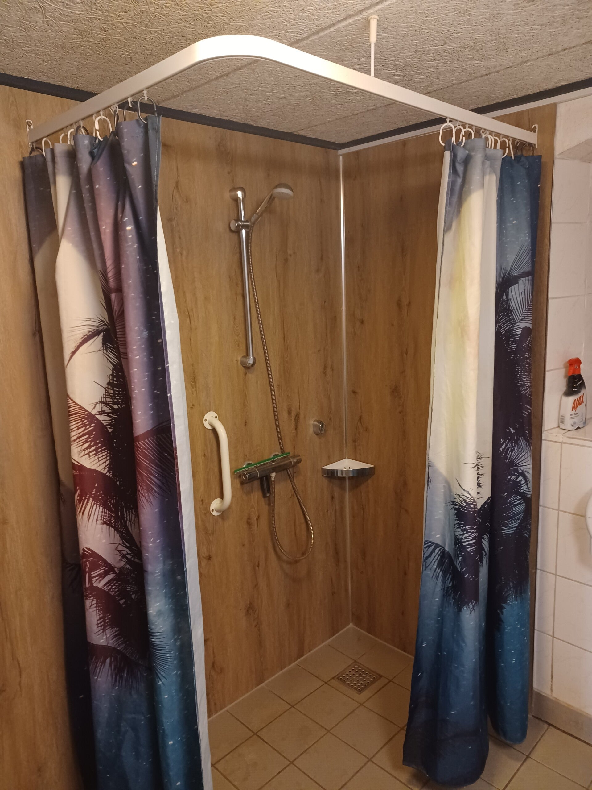 mindervalide(n) douche op rolstoelhoogte