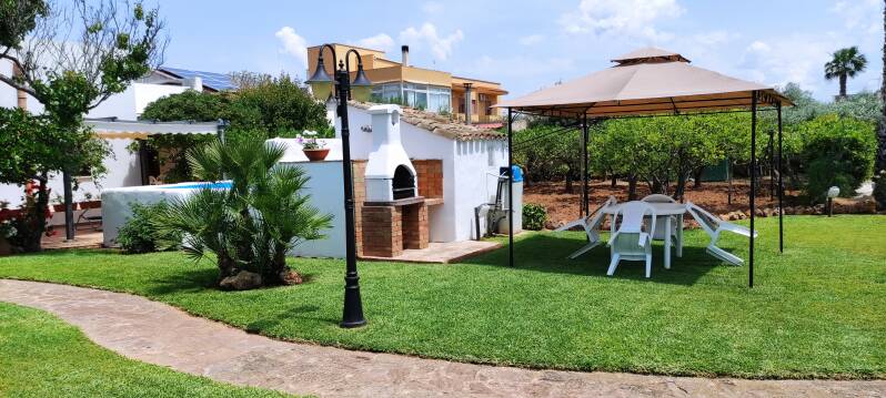 The image near the swimming pool, barbecue and citrus fruit is inside a magical image from the post.