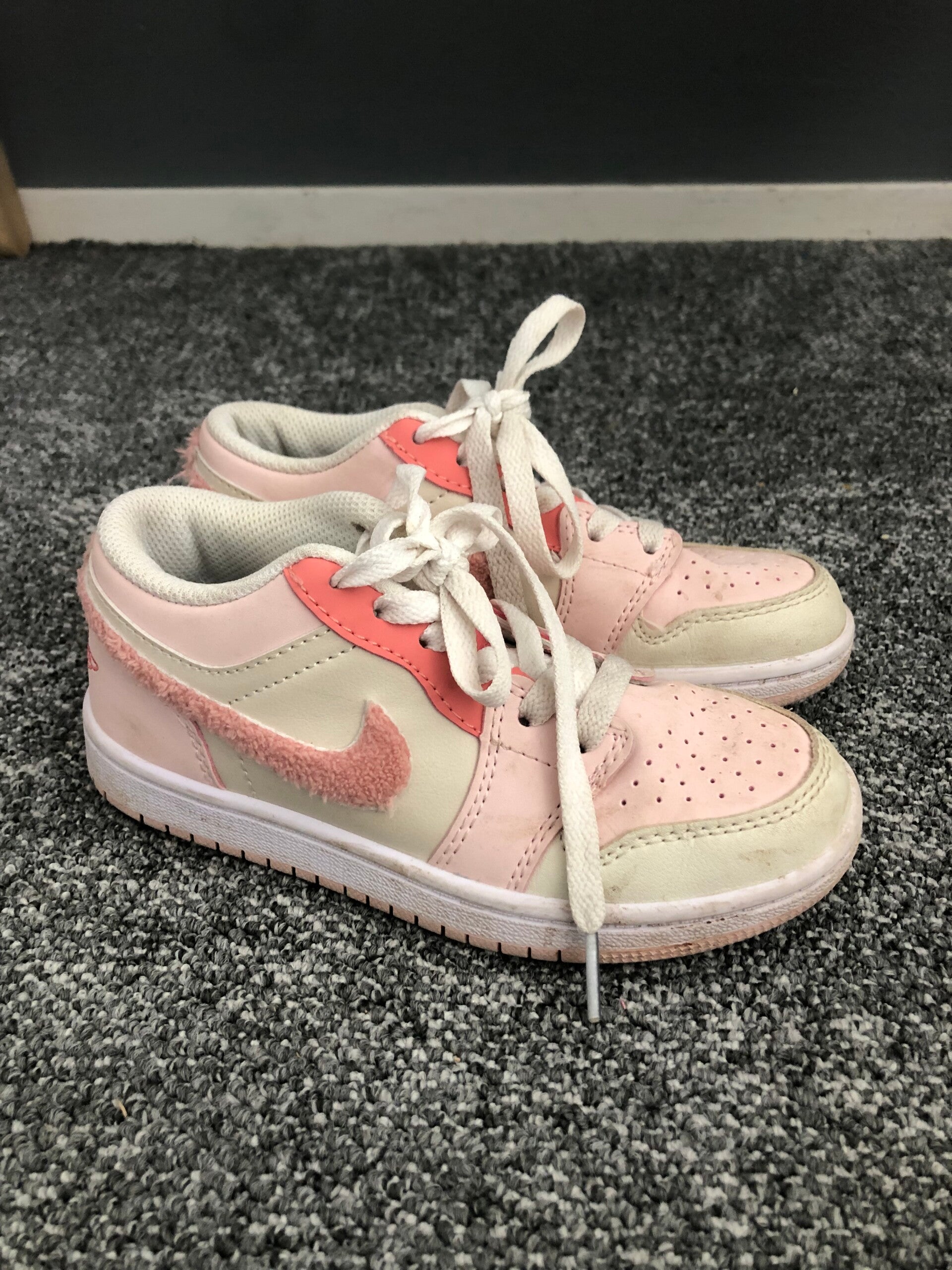 Air Jordan 1 Low SE 'Fleece' (Kids) - Rose Bertram