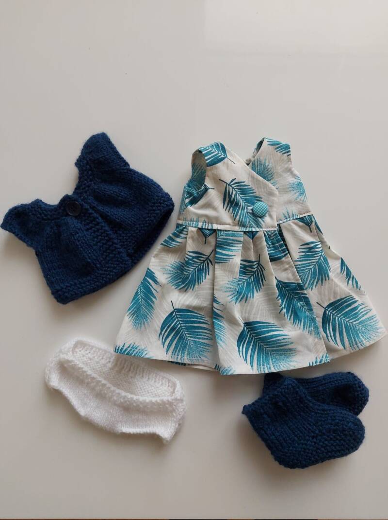 Poppenkleertjes van Waldorf geïnspireerde pop Olivia