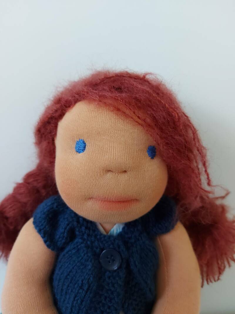 Waldorf geïnspireerde pop Olivia in close up