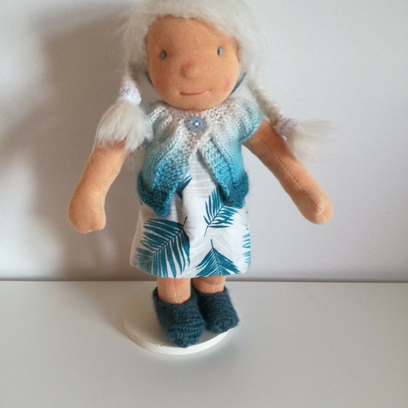 AtelierAnnbelle-Waldorfpop-Elsa-30cm4.jpg