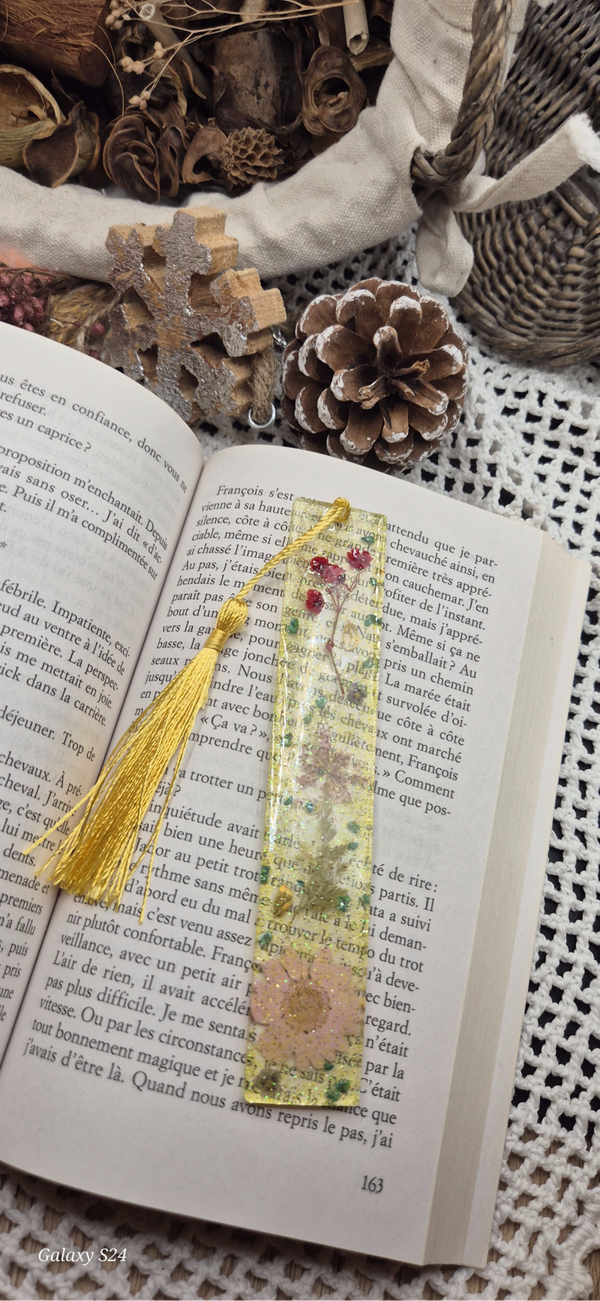 Marque page pompon jaune marguerite rose