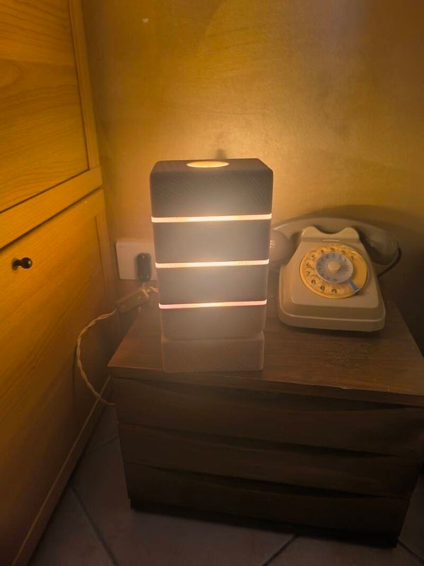 Lampada in legno e plexiglass