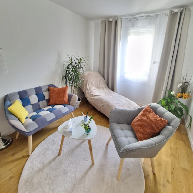 Cabinet d'Alina Sorhent à Cergy – salle de séance lumineuse avec fauteuil, canapé et table de séance