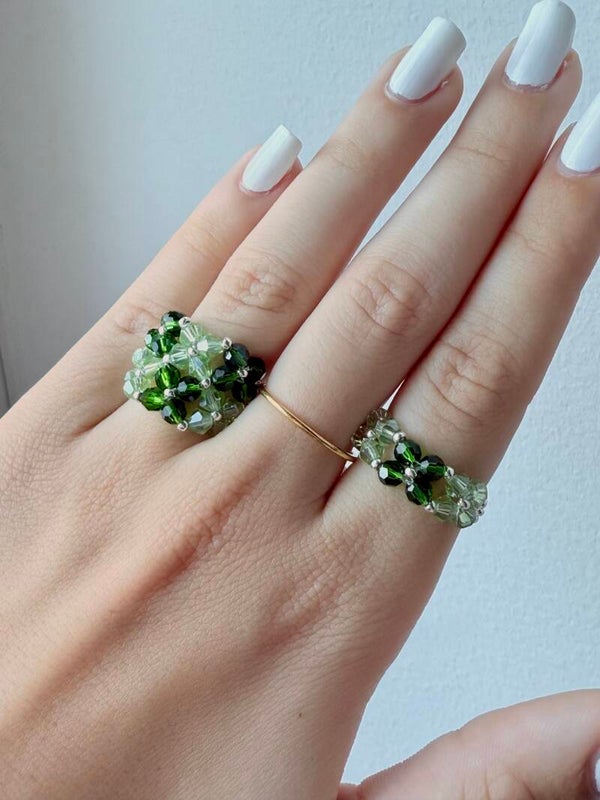 Glasperlenring Grün einreihig - rechts auf Foto