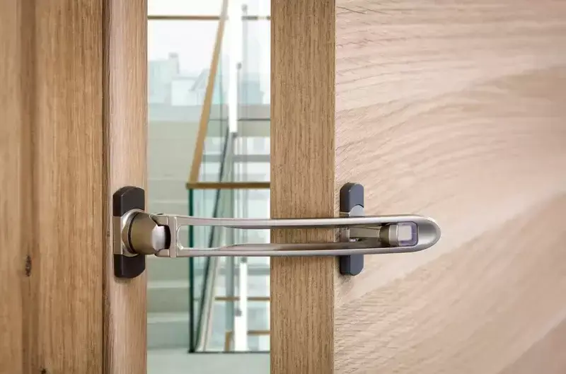 Entrebâilleur rigide de porte