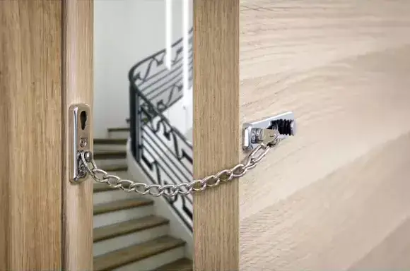 Entrebâilleur à chaîne de porte
