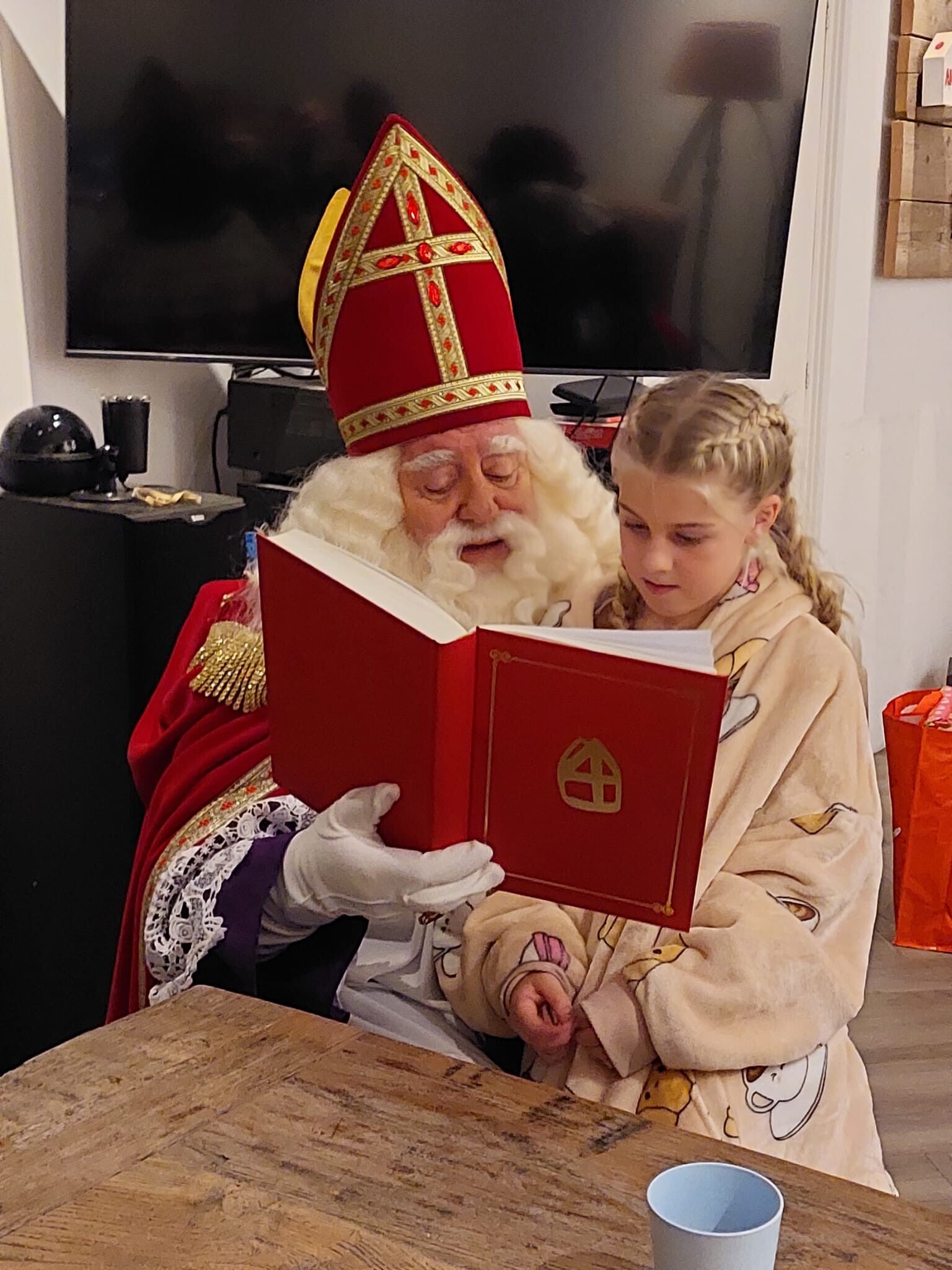 Wij zijn al vele jaren een non-profit organisatie die maar één doel heeft en dat is om zowel jong als oud een geweldig traditioneel Sinterklaasfeest kunnen laten beleven en dit alles zonder commerciële bedoelingen!  Vanuit onze thuisbasis in Bolsward, ver