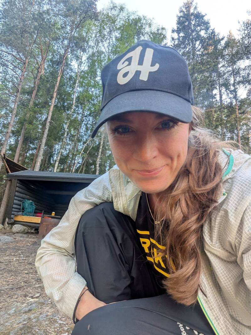 Bild från en ensamvandring i skogens tystnad. Naturens lugn, stillhet och återhämtning som stödjer nervsystemet och inre balans.