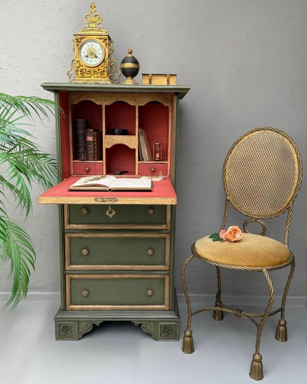Opvallende hoge ladekast / secretaire Olive