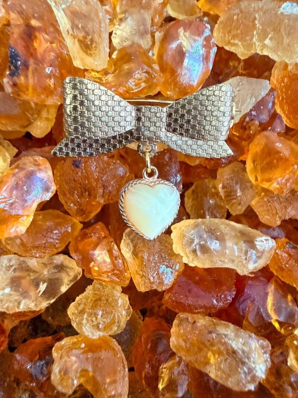 Vintage 1980s Gold Tone Mesh Bow Brooch, Coquette Romantic Style Basketweave Textured Bow Pin, Hanging Faceted Cream Heart Charm Dangle