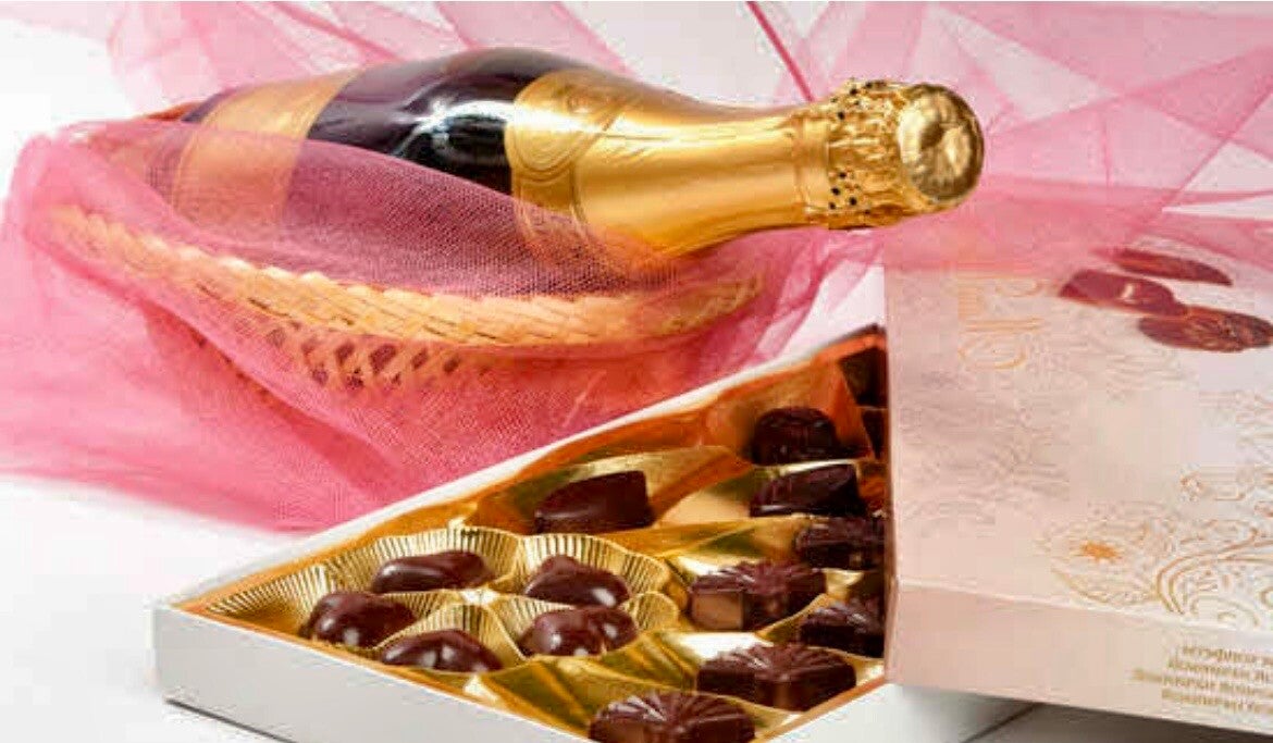 Botella de cava y bombones