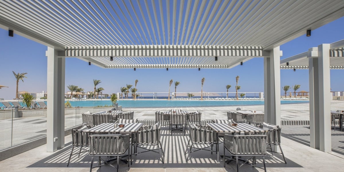 The V Hotel area piscine