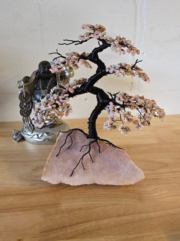 Edelsteenboom roze opaal op roze chalcedoon