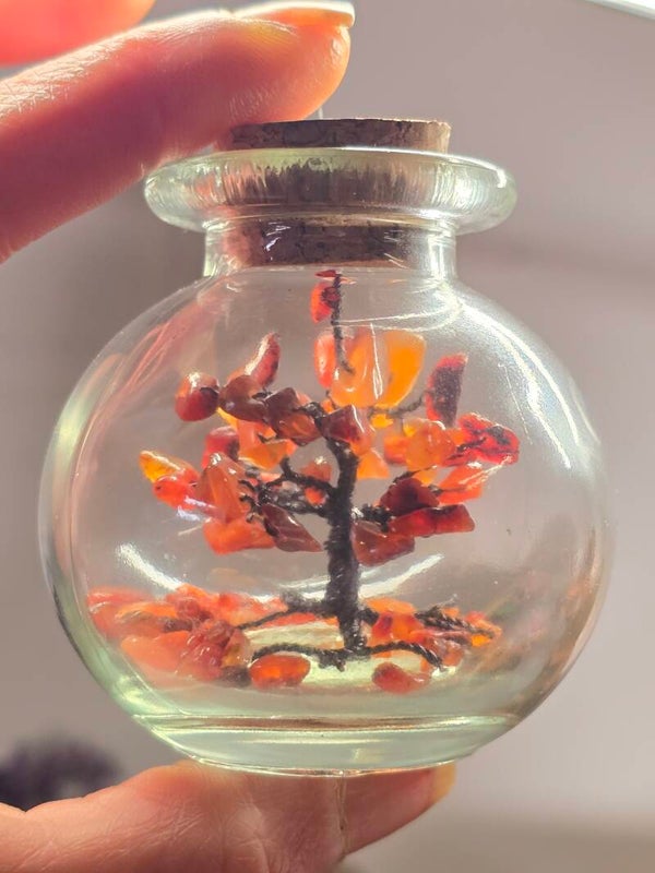 Carneool edelsteenboompje in flesje