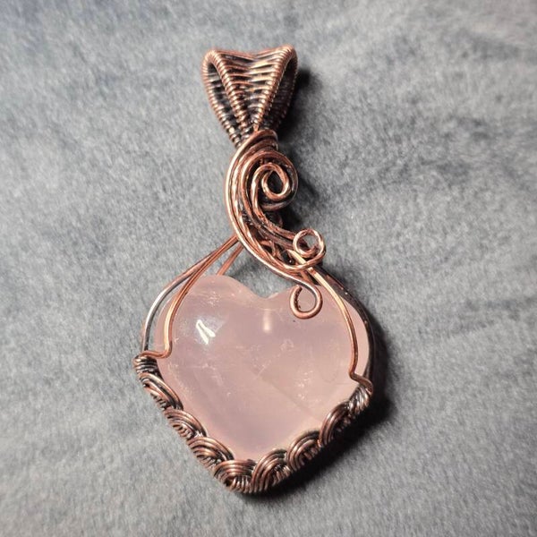 Handgemaakte Rozenkwarts Hanger – Wirewrap in Verouderd Koper