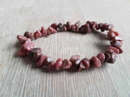 Rhodoniet chips armband