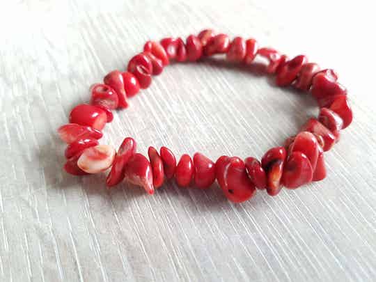Bloed koraal chips armband