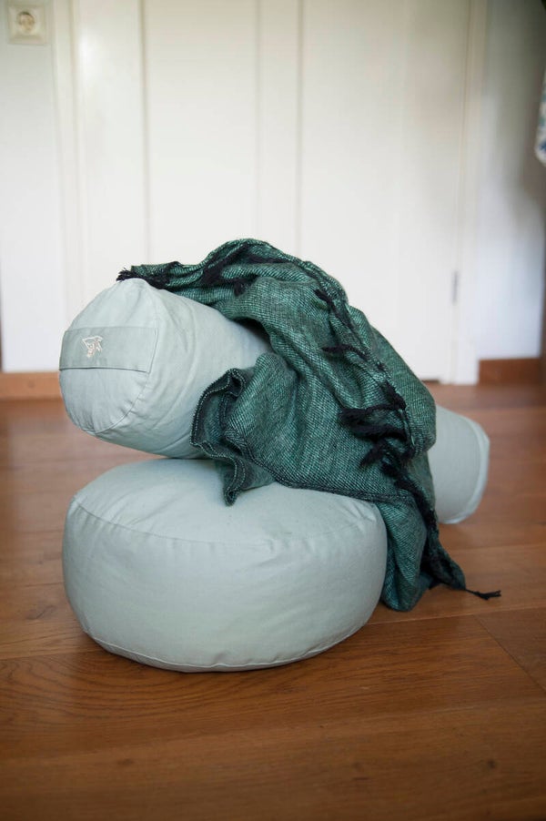 Set met bolster, meditatiekussen, omslagdeken én online yogales