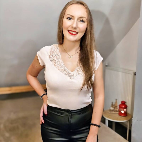 Bluzka z koronkowym dekoltem (pudrowy róż)