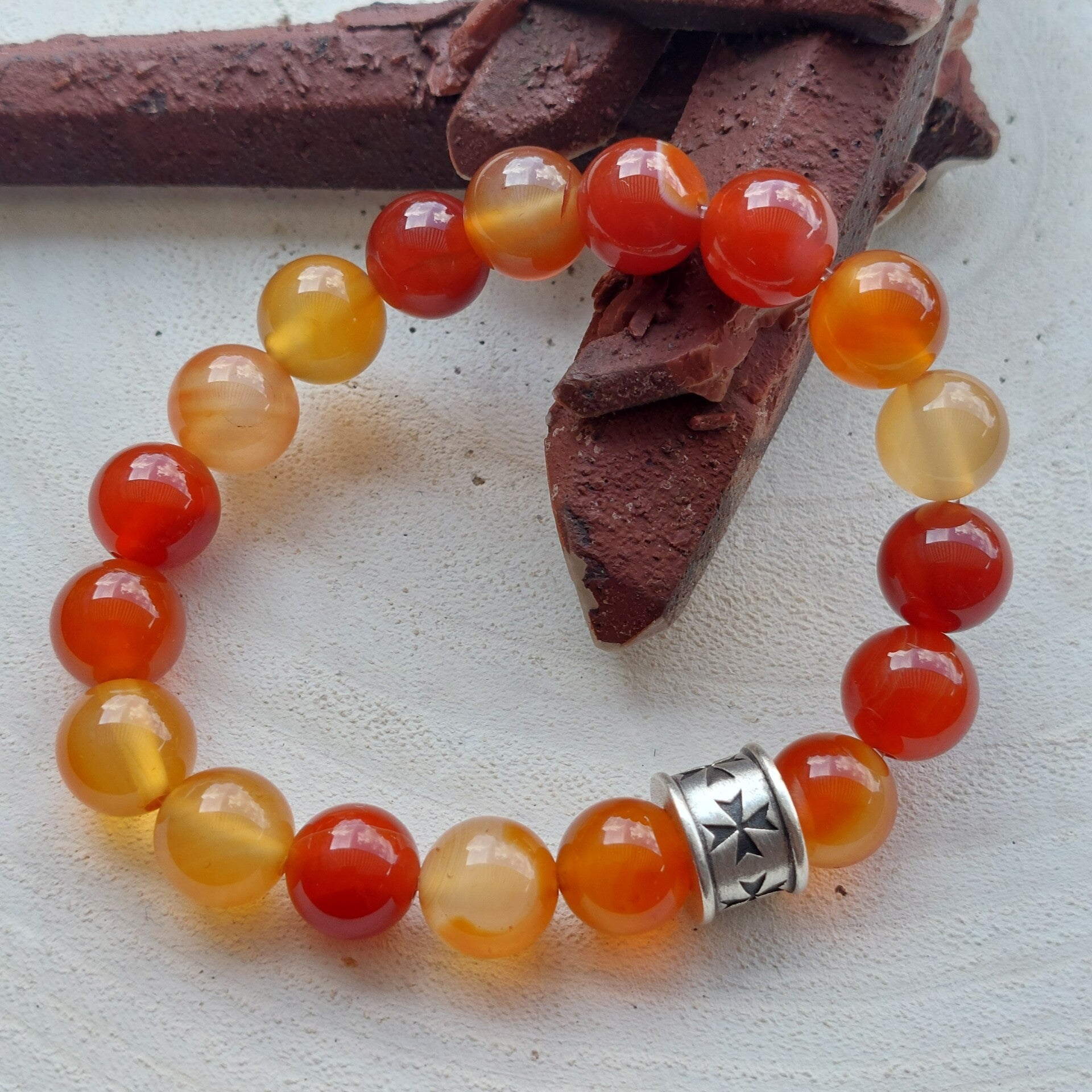 Carneool armband met unieke massieve 925 zilveren bead met Maltezer kruis.