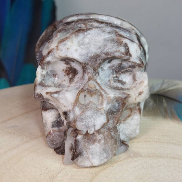 Chalcedoon skull uit Indonesië. Heeft ook mooie sprankelende kristalletjes