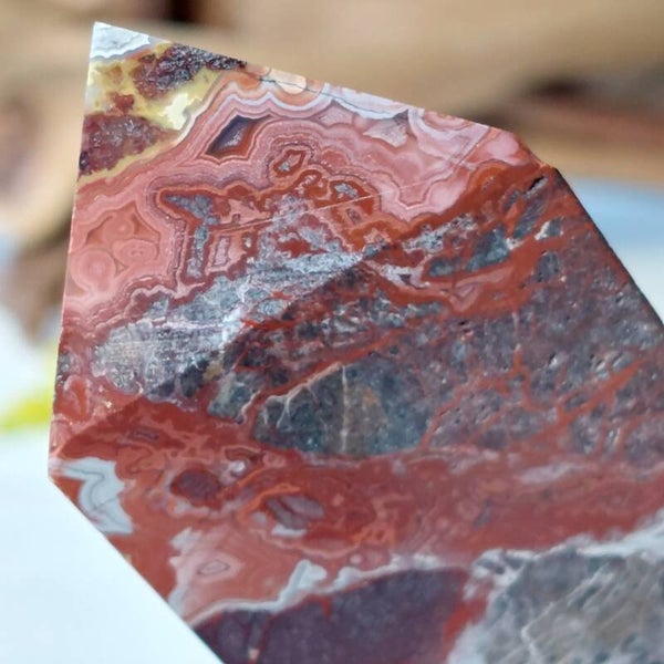 Mexicaanse crazy lace Agaat  toren met mooie kleuren en patronen.