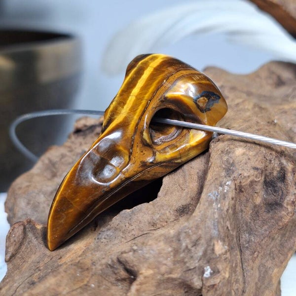 Tijgeroog bird skull hanger. Prachtige kwaliteit schedel van de raaf, kraai, roofvogel o.a