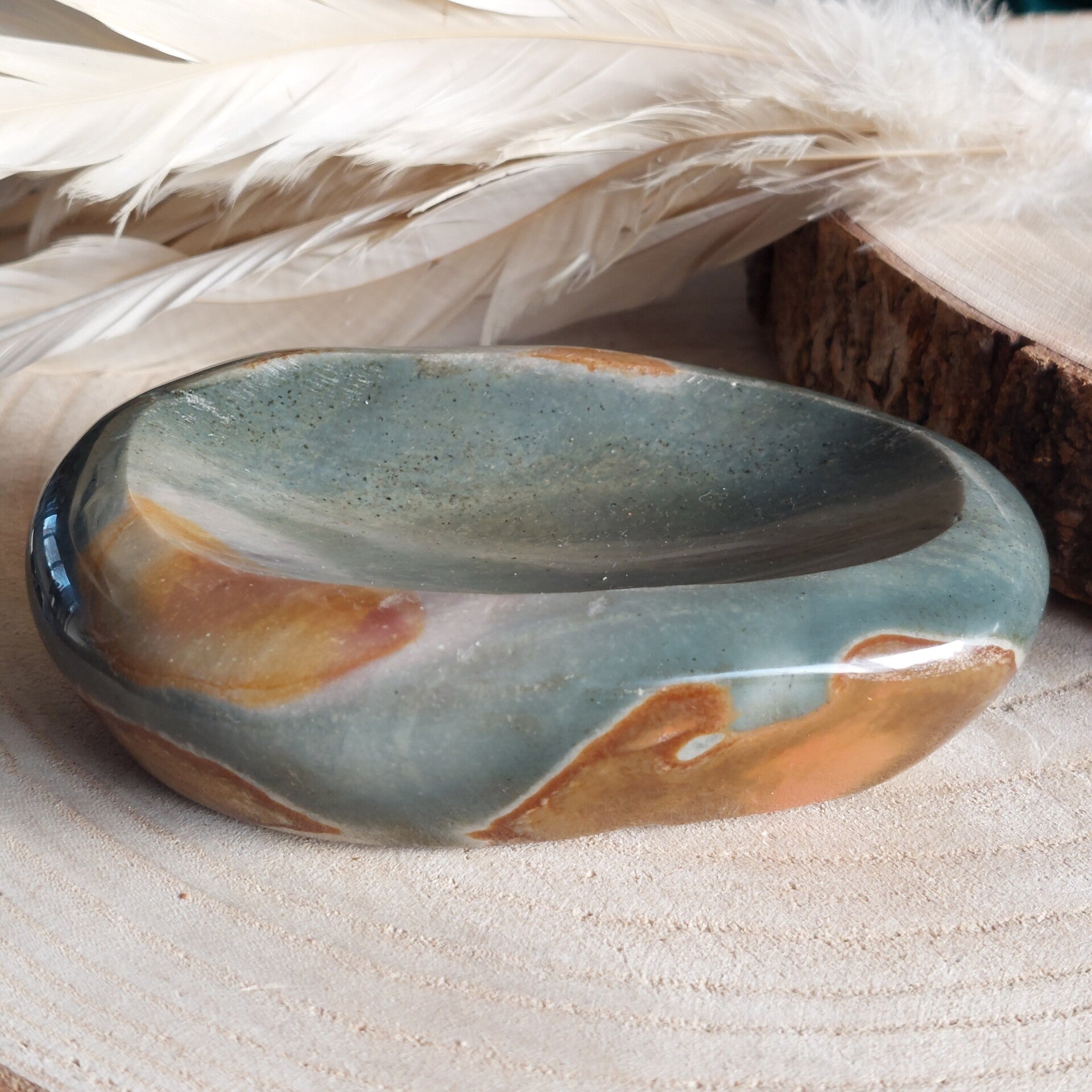 Jaspis. Prachtige schaal (smudge / zeep bakje) van Polychroom Jaspis 470 gram