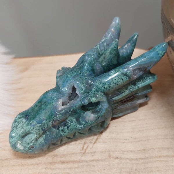 Mosagaat drakenschedel. Met prachtige patronen en druzy. Grote schedel van 13,9 cm en 455 gram