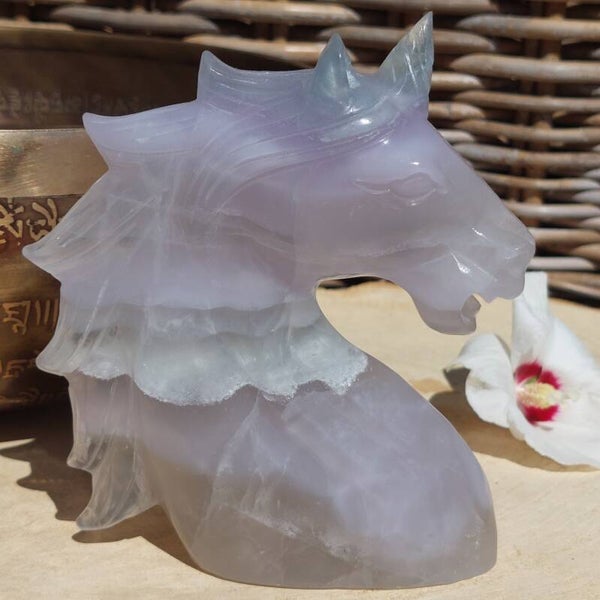 Fluoriet. Prachtige grote Eenhoorn / Unicorn van lavendel Fluoriet 765 gram en 15 cm