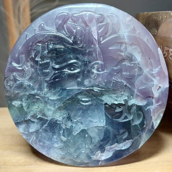 Fluoriet. Prachtige Tree Spirit / Boomgeest schijf van 582 gram. Zeer mooi geslepen. Paars met blauw/groen