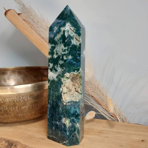 Mosagaat. Prachtige XXL Mosagaat toren van 1,8kg en 26 cm Prachtige patronen, kristallen en lichtblauwe Chalcedoon