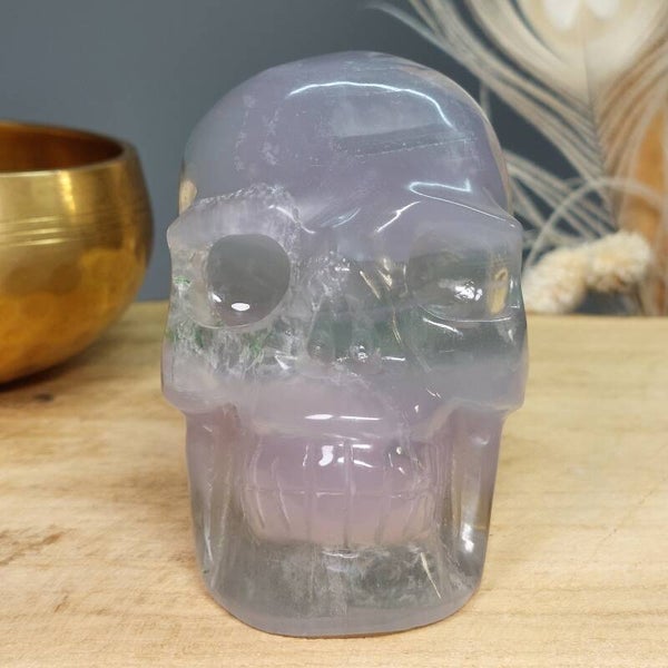 Fluoriet schedel met prachtige zachte kleuren. Lavendel en transparant licht groen. 642 gram en +/_ 10cm