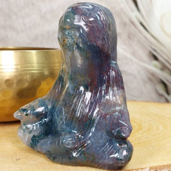 Mosagaat. Mediterende luiaard Uniek exemplaar met diverse kleuren Mosagaat. c.a 8,3 x 6,5cm