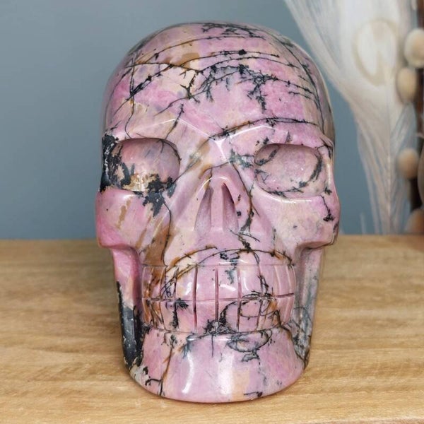 Rhodoniet skull. Schedel van prachtige kwaliteit, mooi roze met unieke dendriet insluitsels. 1,4 kilo