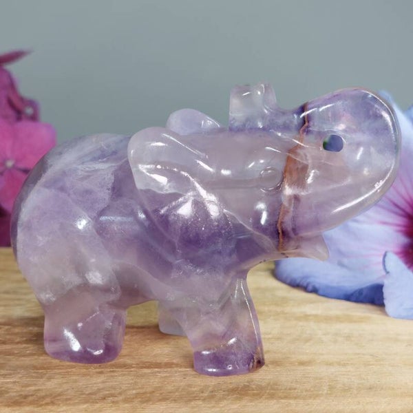 Fluoriet olifant met hematiet en mica glinsteringen 10 cm