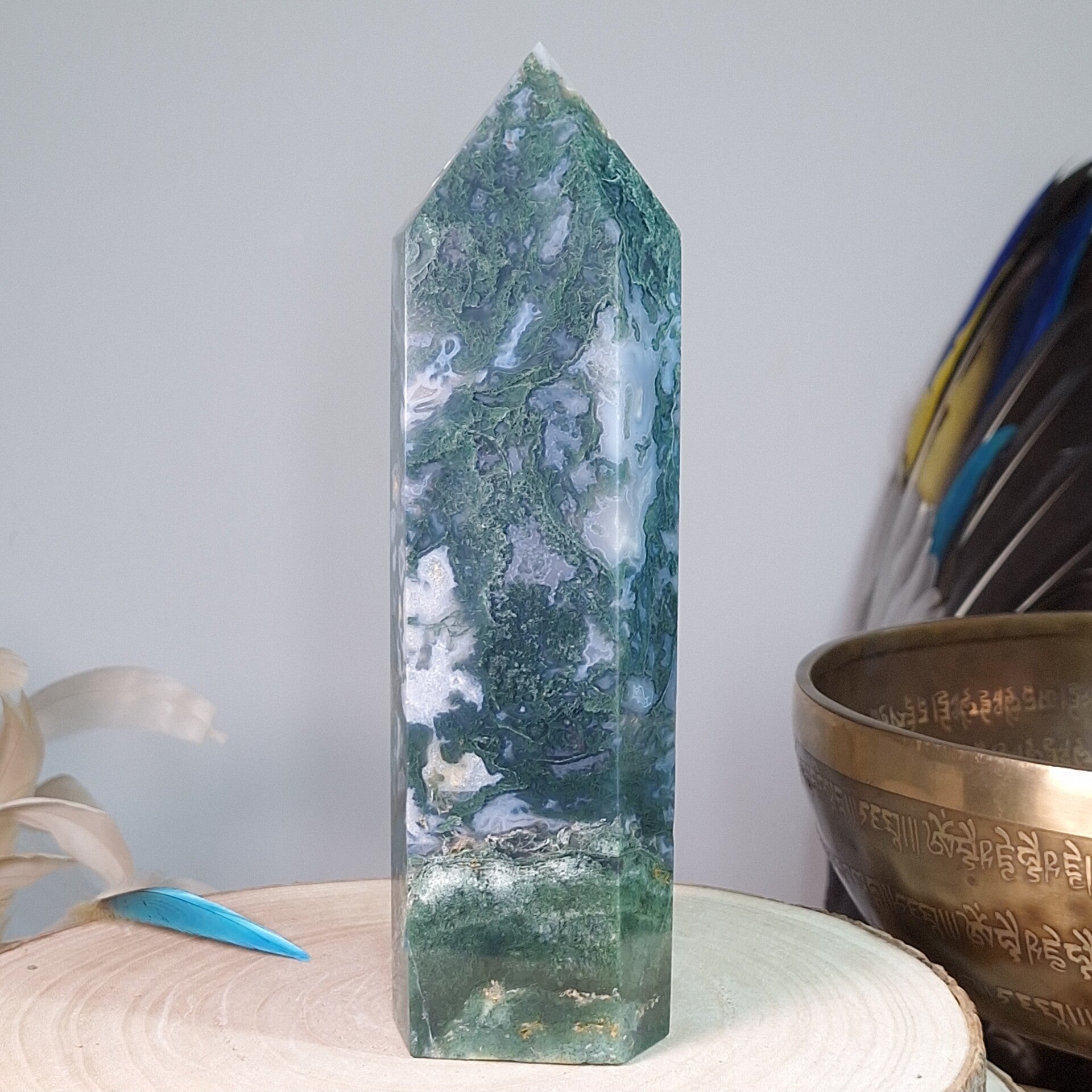 Mosagaat. Prachtige XL Mosagaat toren van 1,4kg en 23cm Prachtige patronen, kristallen en lichtblauwe Chalcedoon