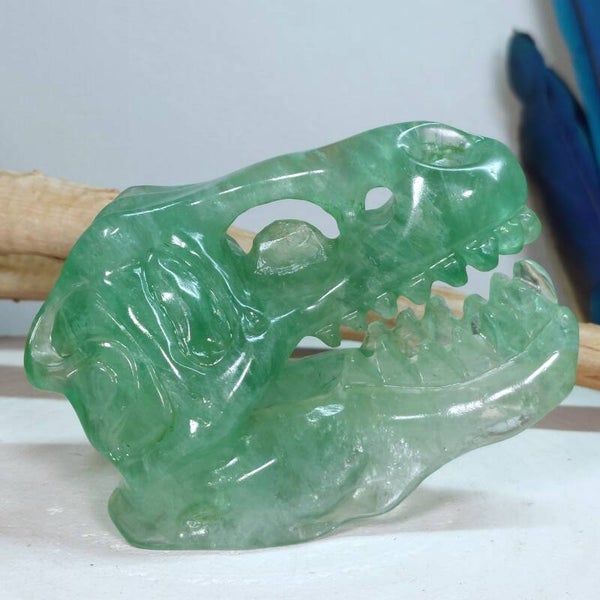 Fluoriet T-Rex Skull. Prachtige Dino schedel, handgeslepen van UV reactieve groene Fluoriet.
